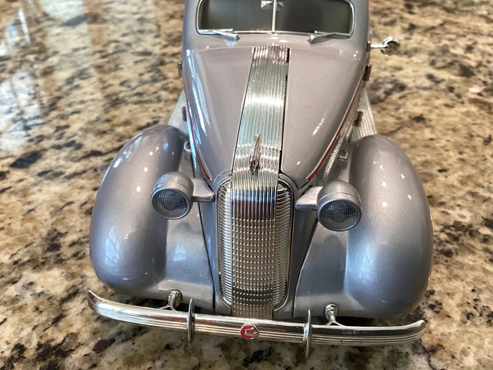 Signature Models 1:18 1936 Pontiac Deluxe Coupe - Image 3 of 4