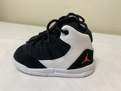 Baskets Nike Air Jordan Max Aura noir et blanc bébé bambin AQ9215