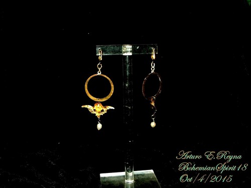 Arturo E.Reyna VINTAGE ETCHED BRASS CHERUB NATURAL PEARL CHARMS HOOP EARRINGS - Picture 4 of 5