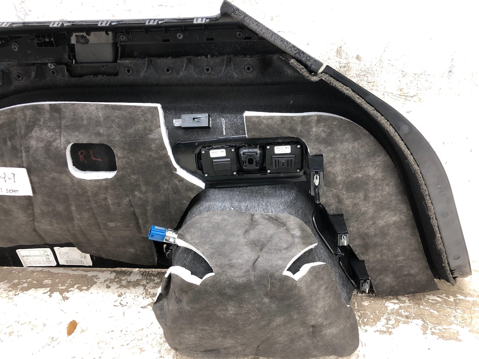 2016-2020 BENTLEY BENTAYGA LEFT REAR QUARTER TRIM PANEL COVER 36A863887 BLACK