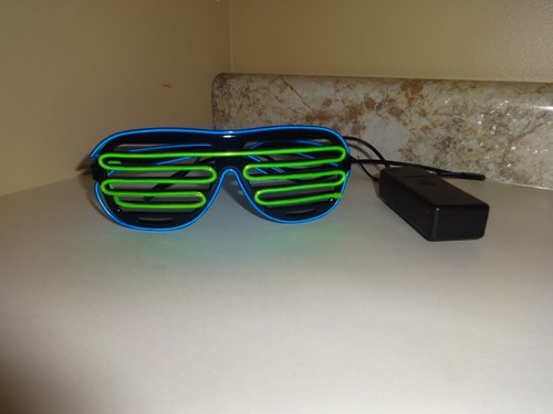 Coriver Occhiali Led Party, 7 Color LED Luminosi Occhiali da Festa Party Neon Occhiali Futuristici per Feste Cosplay Discoteca Festival Carnevale Halloween Natale per Adulti Bambini
