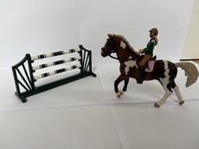 Schleich Set Mit Pferd, Reiterin, Hindernis Und Zubehör