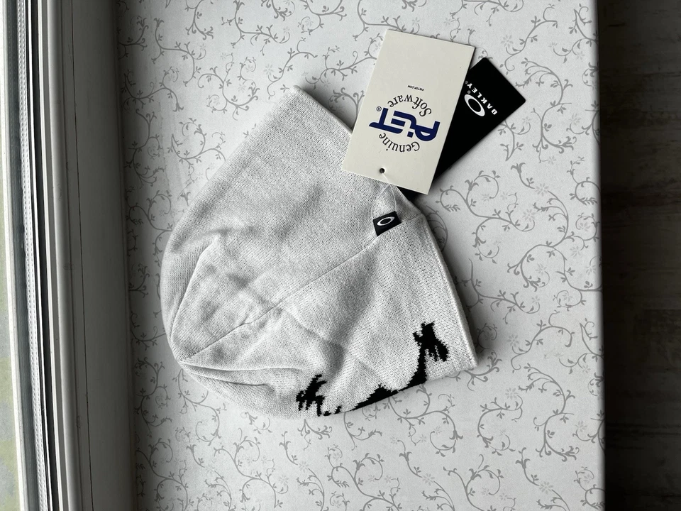 NWT Oakley x Piet Skull Logo Beanie Reversible Hat White /Black Rare Collab Y2K - Image 3 of 4