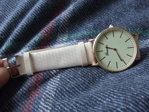 LADIES WATCH GENEUA NEW NOT USED CREAM GOLD TONE LARGE FACE LIGHT YELLOW. WORKS.