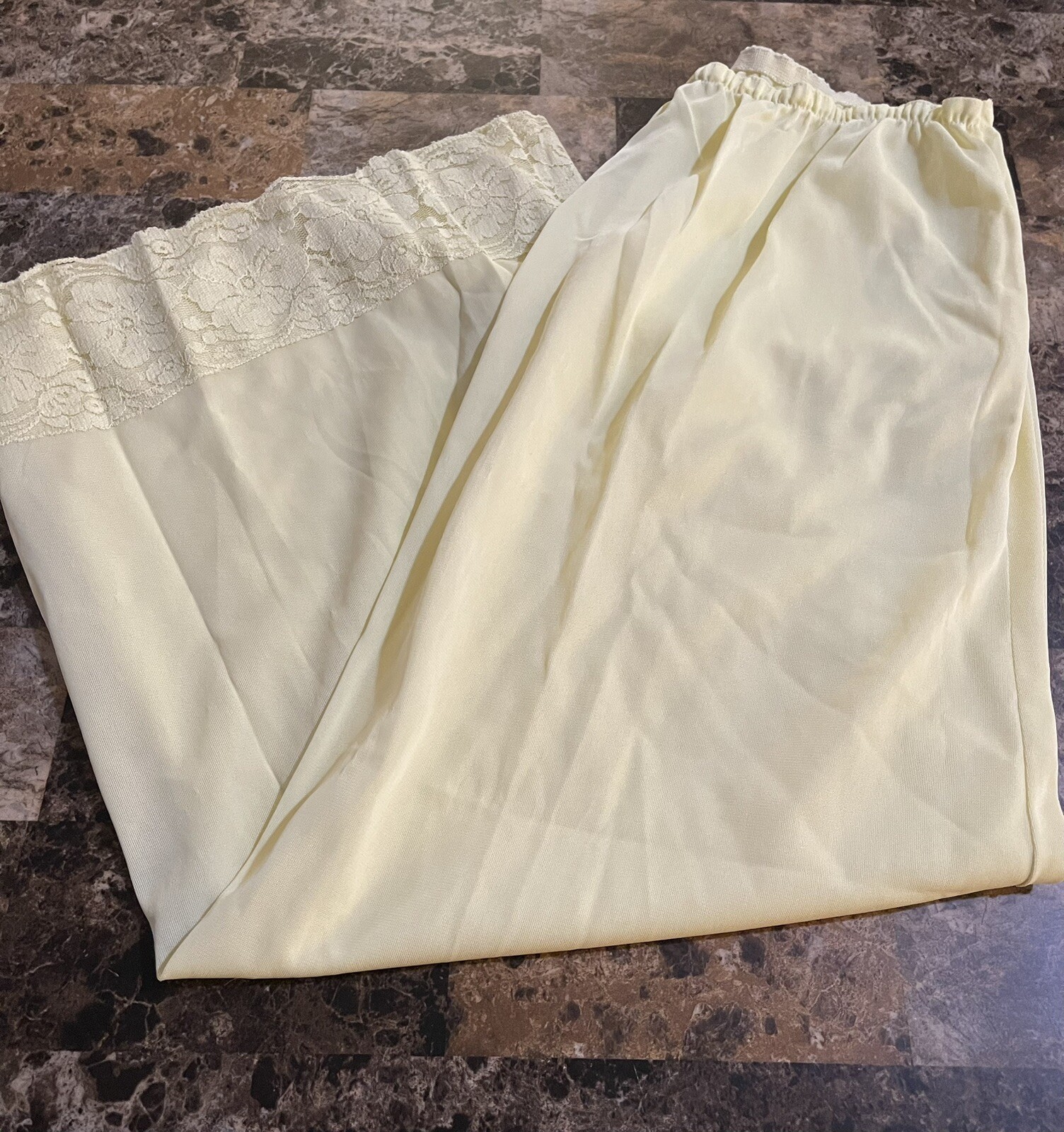 VINTAGE WONDER VAL YELLOW HALF SLIP! SIZE MEDIUM Gem