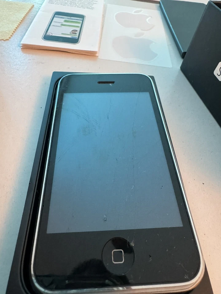 Apple iPhone 3GS - 16GB - Black A1303 As Is Parts Only Doesn't Power On - Image 3 of 4