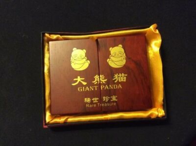 Giant Panda Rare Treasure 木製アート New Giant Panda Rare Treasure, WOODEN AND Cloisonne LOOKING PANDAS