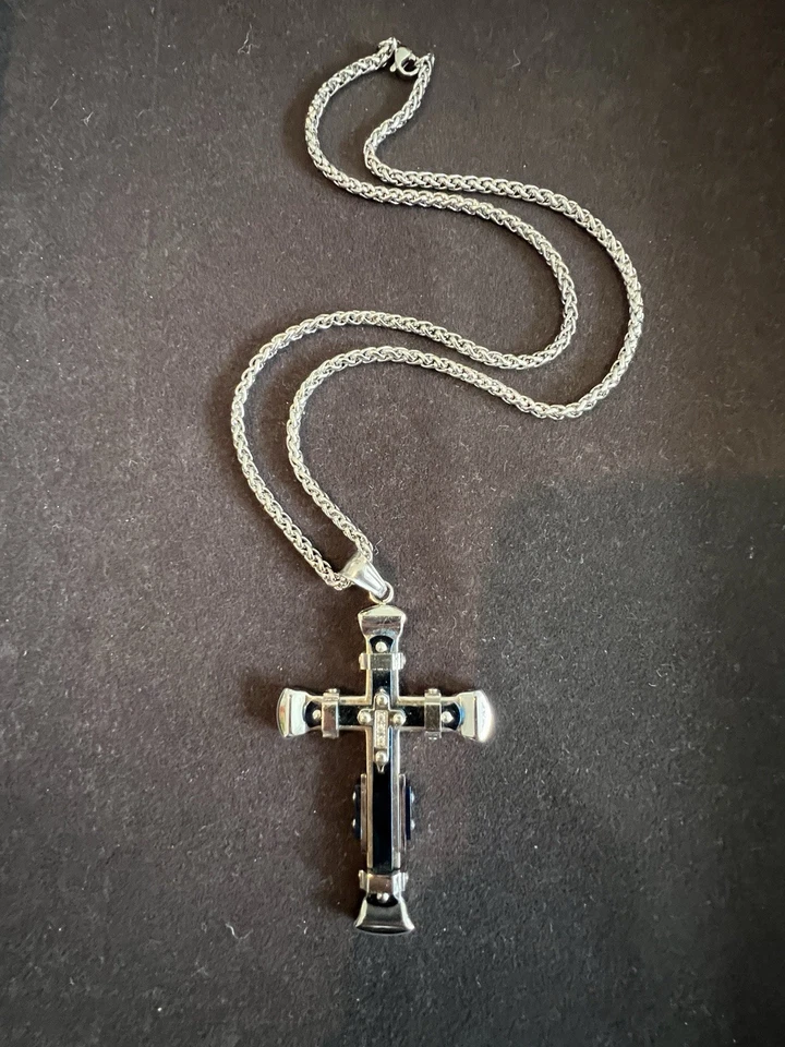 Collar colgante de cruz de acero inoxidable azul para hombre en cadena de trigo circonita cúbica BlackJack Foto 2 de 4