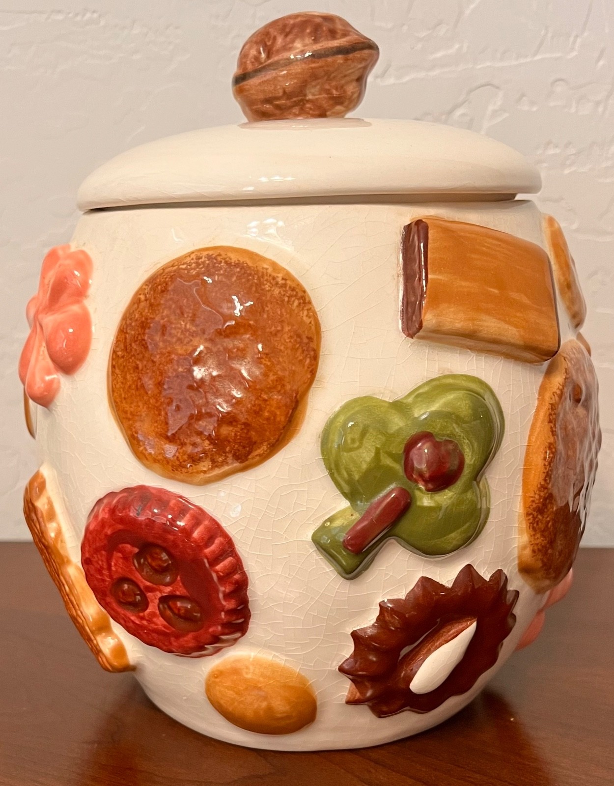 VTG LOS ANGELES POTTERIES “COOKIES ALL OVER” w/Walnut Lid Cookie Jar