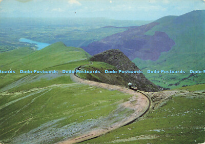D145493 Snowdon Mountain Railway. Panoramablick auf einen Zug am Bahnhof Clogwyn.