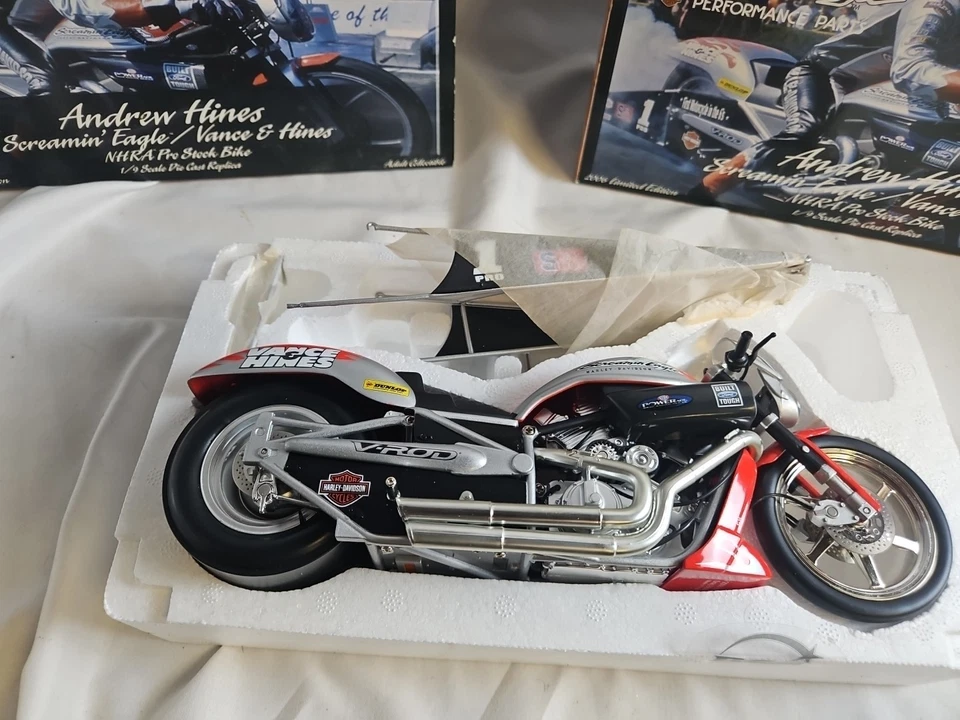Bicicleta Andrew Hines Screamin Eagle Vance & Hines NHRA Pro Stock 1/9 Diecast #BBYC Foto 2 de 4