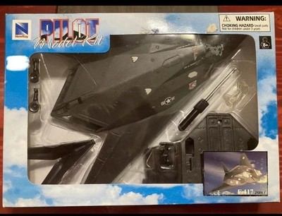 F-117 Night Hawk Jet Fighter Pilot Model Plane Kit New Ray