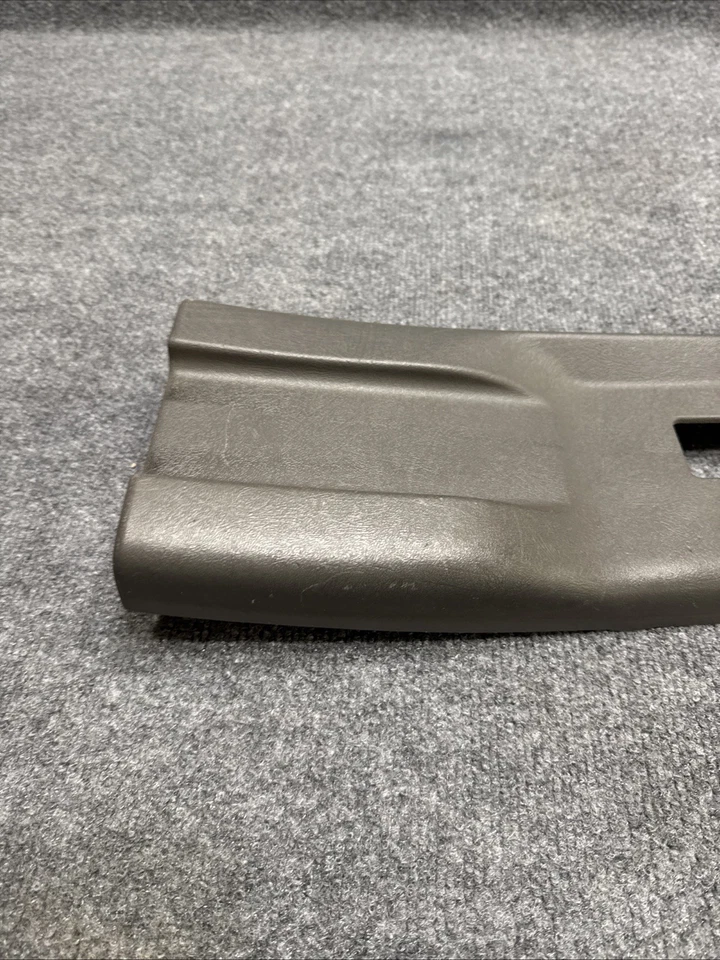 CUBIERTA SUPERIOR PILAR B LADO IZQUIERDO CHEVROLET EXPRESS 3500 2500 OEM 2016-2024 Foto 2 de 4