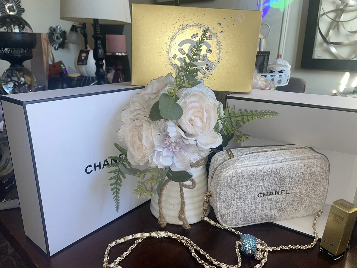 chanel cosmetic bag with chain