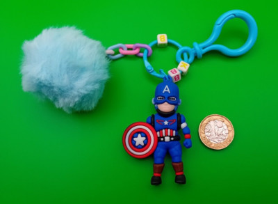 Neuheit Marvel Captain America Schlüsselanhänger/Keyring/Taschenanhänger mit Bommel Kugel