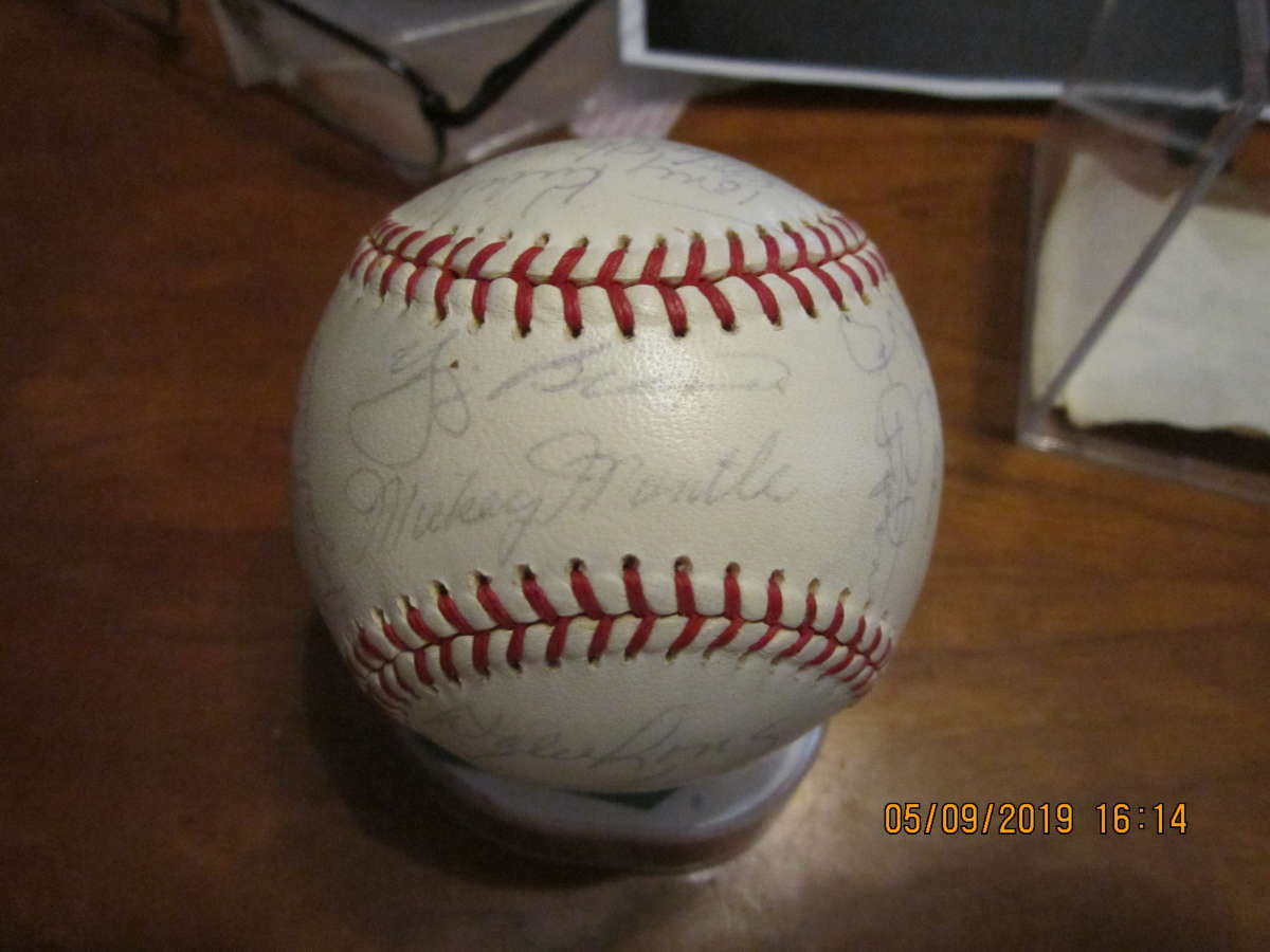 1962 New York Yankees Team Signed baseball 24 sigs Mickey Mantle