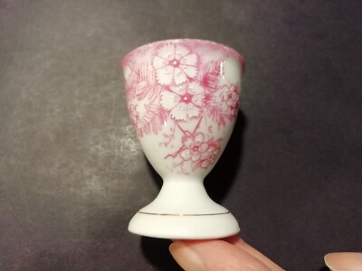 Alter Porzellan Eierbecher auf Fuß mit lila Blumenbemalung + Emaille