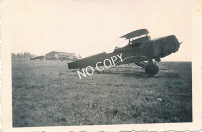 WK II zerstörte Flugzeuge auf Flugplatz im Osten  E1.52