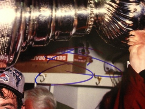 Joe Sakic Avalanche Signed Auto 11x14 PHOTO PSA/DNA COA - Picture 2 of 2