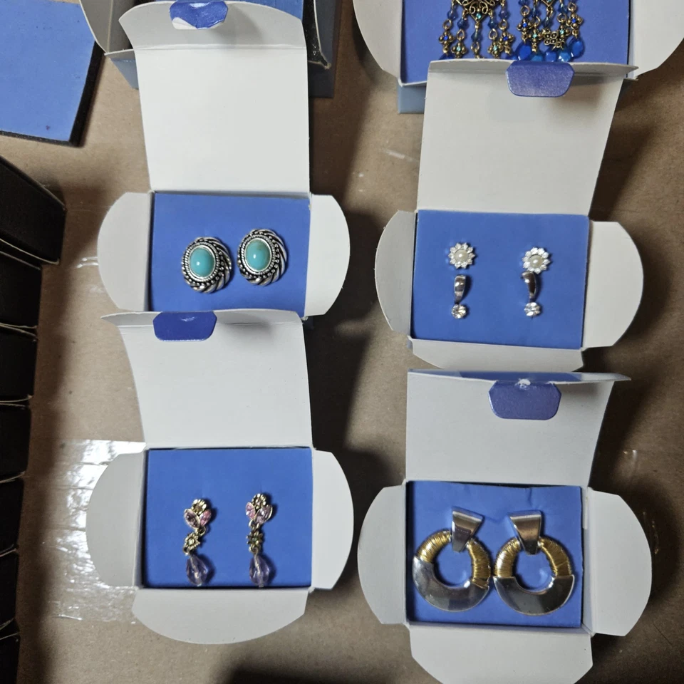 Lote de 30 pendientes Avon en caja, revendedores, coleccionistas. 1992-2008 Foto 3 de 4