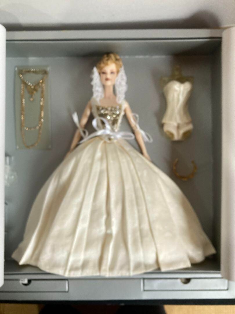 Integrity Toys Queen V Veronique Perrin Doll Gift Set Dolly Bird