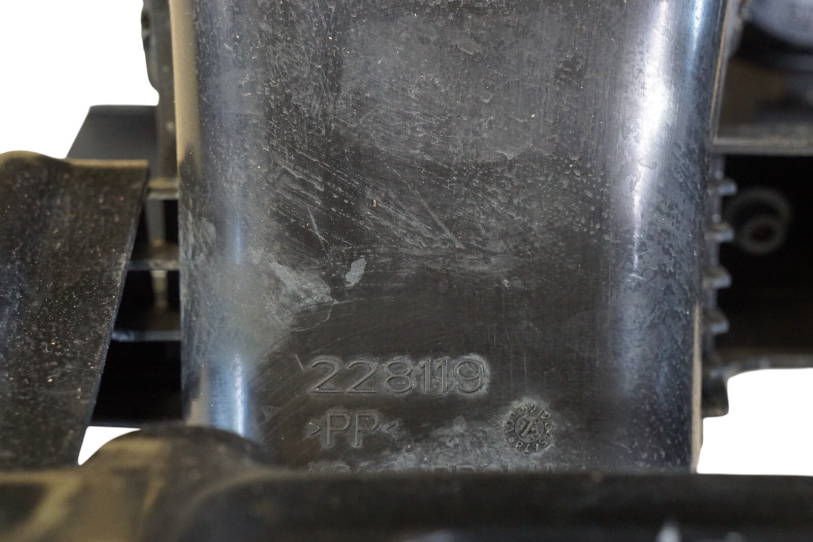 2009 - 2014 FERRARI CALIFORNIA FRONT RIGHT AIR DUCT & BRACKET OEM 228119