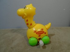 PLASTIC WIND-UP HAPPY YELLOW GREEN DINOSAUR FIGURE TOY UNBRANDED MA389