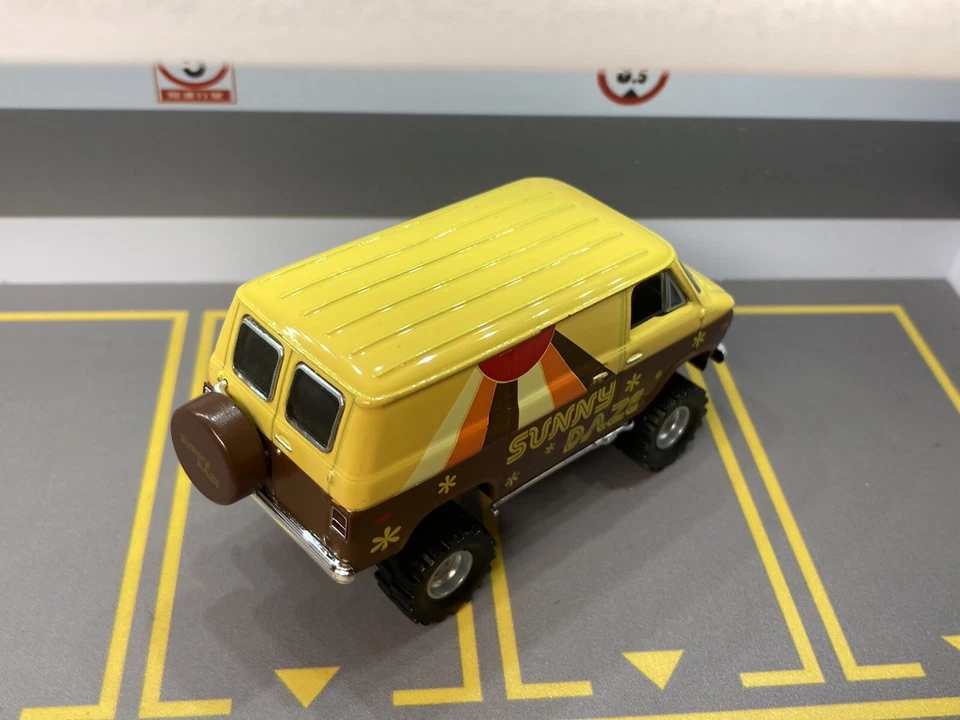 Camión Chevy Van 1971 elevado 4x4 1/64 diecast personalizado M2 Machines Sunny Daze 4x4 Foto 3 de 4