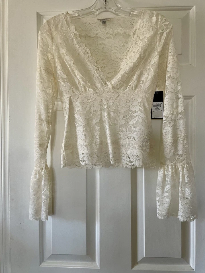 Blusa de encaje marfil Guess nueva con etiquetas $79, XS Coquette