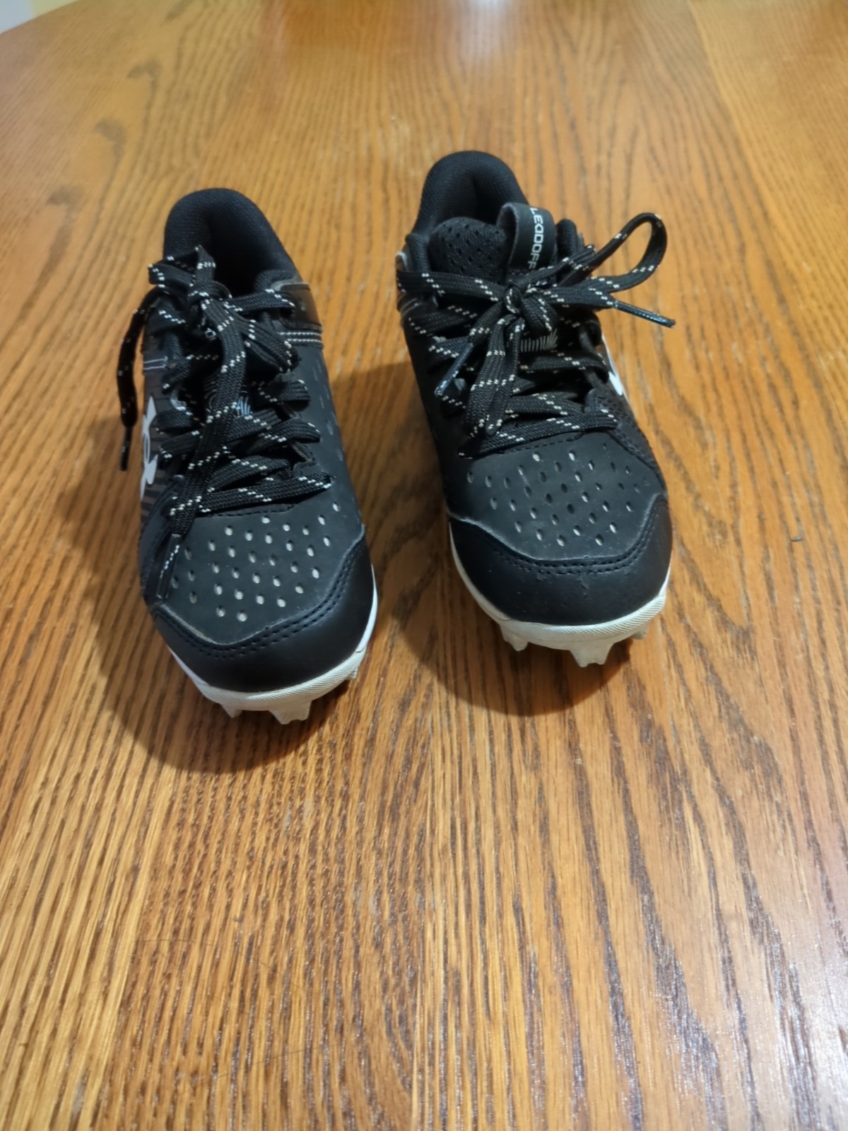 Under Armour Leadoff  Black/Black Youth Cleats Size 10 Very Gently Used thumbnail 2