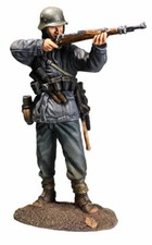 BRITAINS WORLD WAR 2 GERMAN 25078 GERMAN STANDING FIRNG K-98 IN PARKA