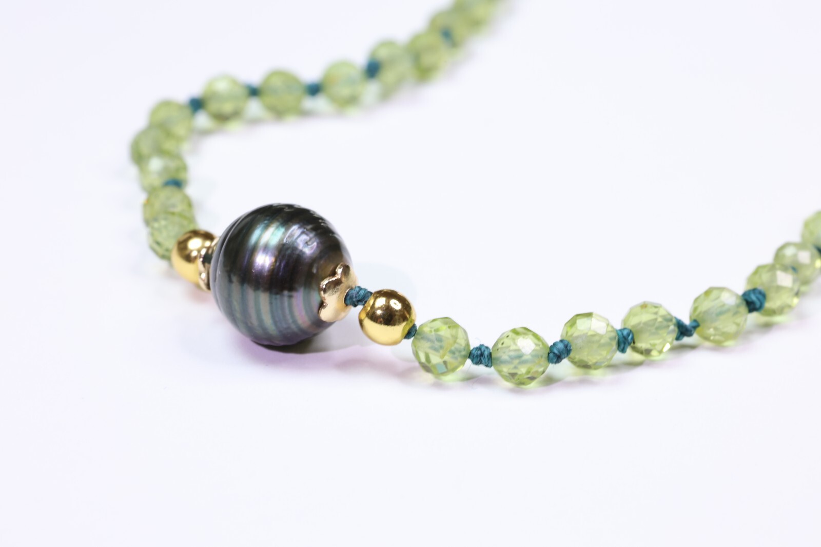 Perle noire de Tahiti collier en Gold Filled précieux et péridots éclatants