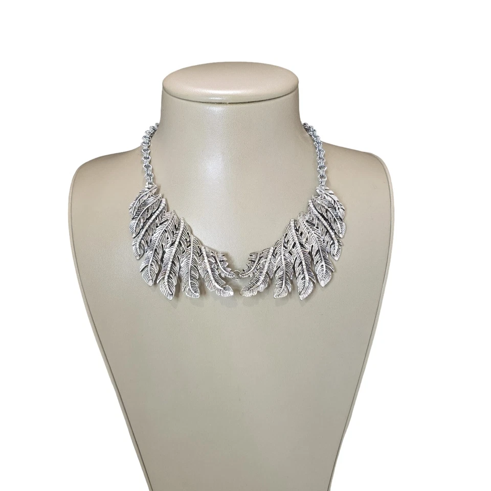 Collar para mujer Amrita Singh plateado hoja de cristal llamativo nuevo sin etiquetas Foto 3 de 4