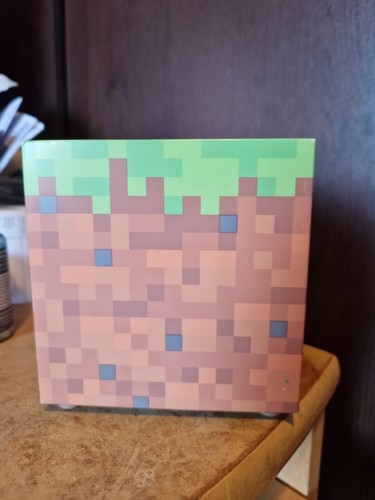 Official Minecraft Grass Digital Alarm Clock 2021 Mojang - Picture 4 of 6