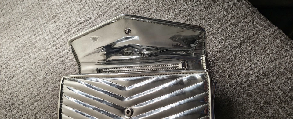 Hermoso bolso de mano/hombro Chevron plateado Forever 21 Foto 4 de 4