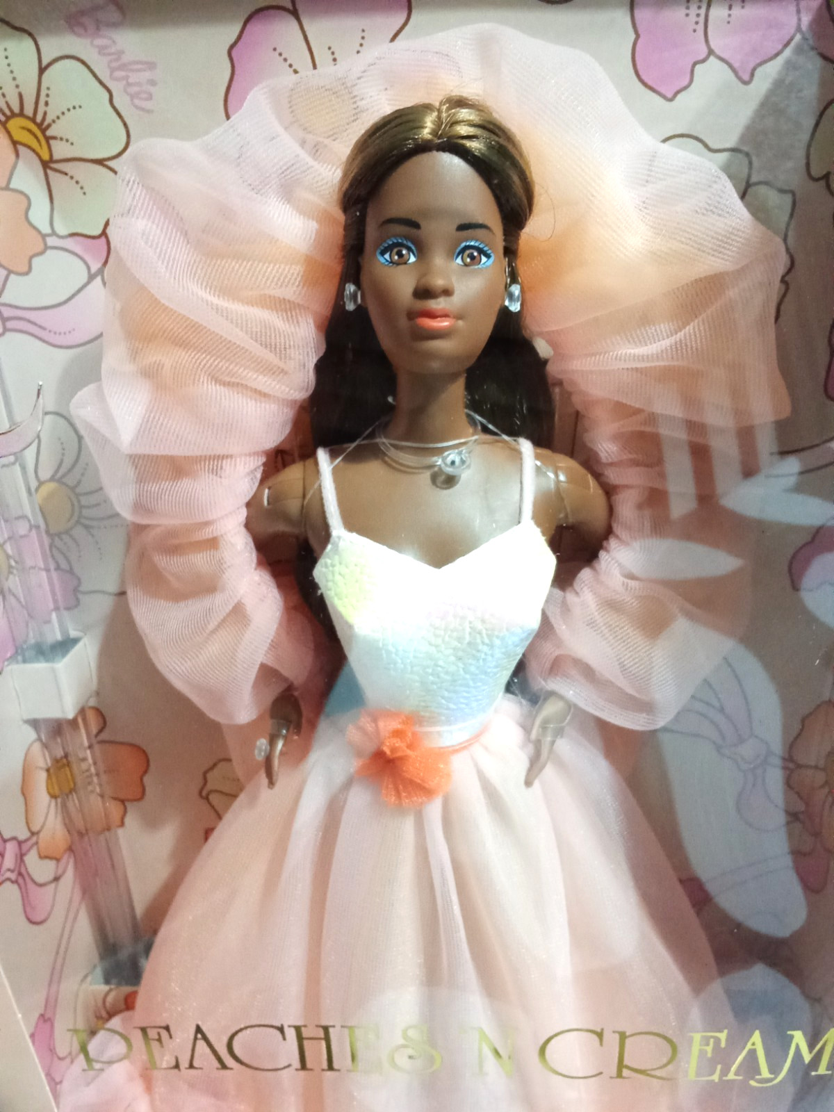 Barbie Signature JLK87 Peaches N Cream 40th Anniversary Robe de Bal en Mousseline Pêche