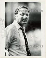Press Photo Vince Dooley reacts during game - lra41373