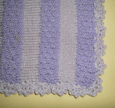 Babydecke mit Streifen, 110x75 cm, handgestrickt, lila/ zartlila