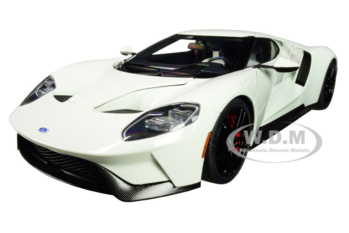 オートアート1/18 フォードGT 2017 (FROZEN WHITE) AutoArt Ford GT 2017, Frozen White 1/18 Diecast Car