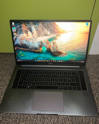 HONOR MagicBook 16 Laptop 16.1'' FHD 144Hz AMD Ryzen 5 5600H 16GB RAM 512GB SSD