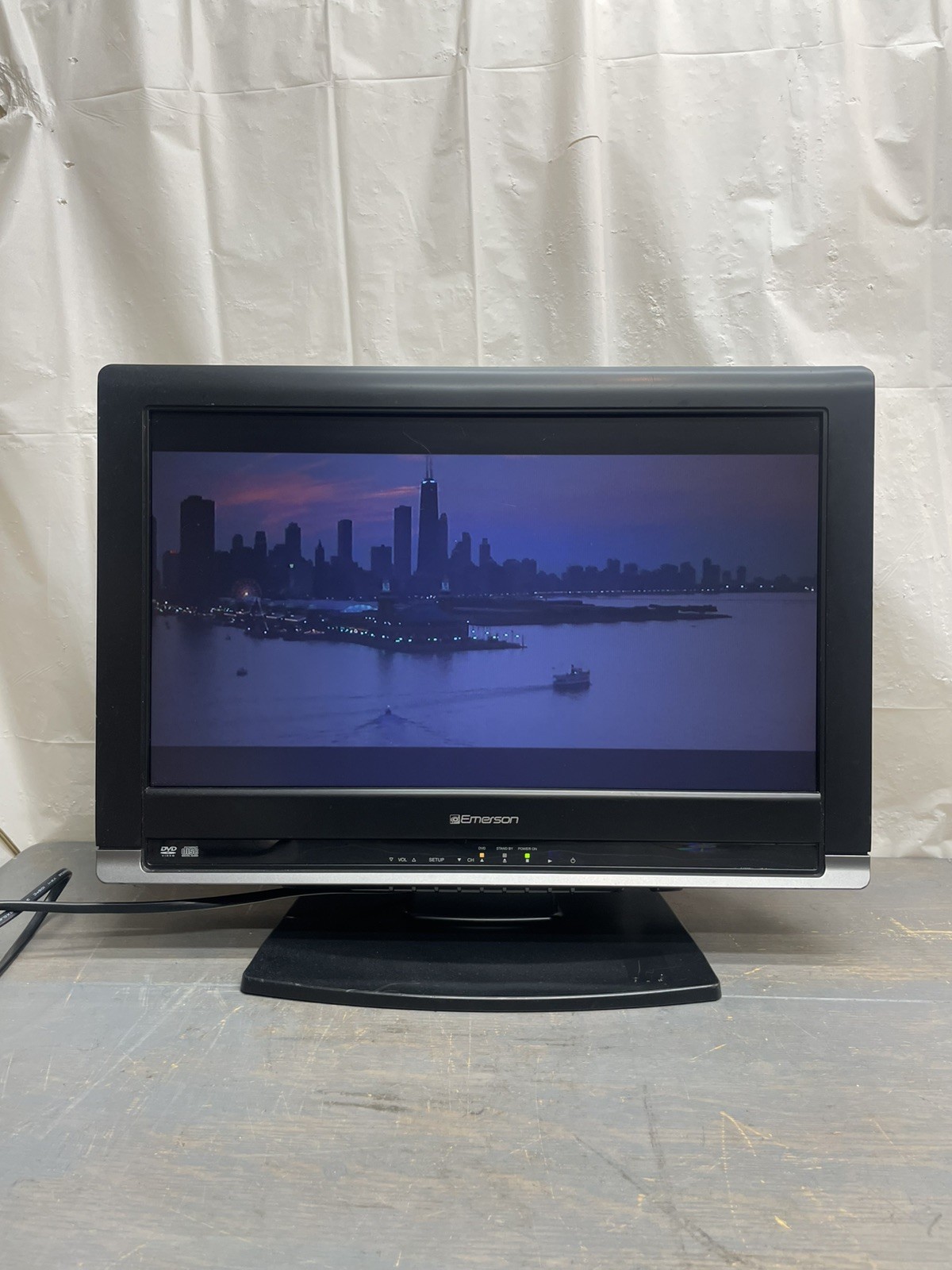 Emerson LD195EMX 19" 720p HD LCD DVD/TV Combo S-Video HDMI IN No Remote (READ)