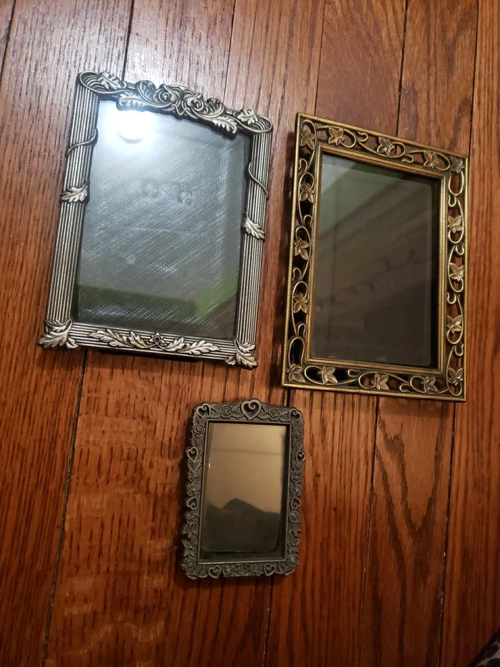 Lote de 3 marcos de fotos pequeños estaño ornamentado tono plata y oro Foto 3 de 4