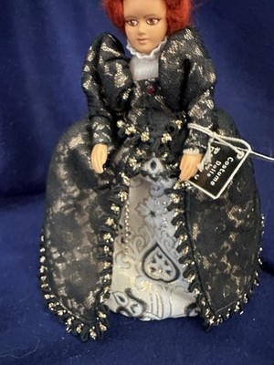 Queen Elizabeth by Peggy Nisbet model H214. Tag and boxed