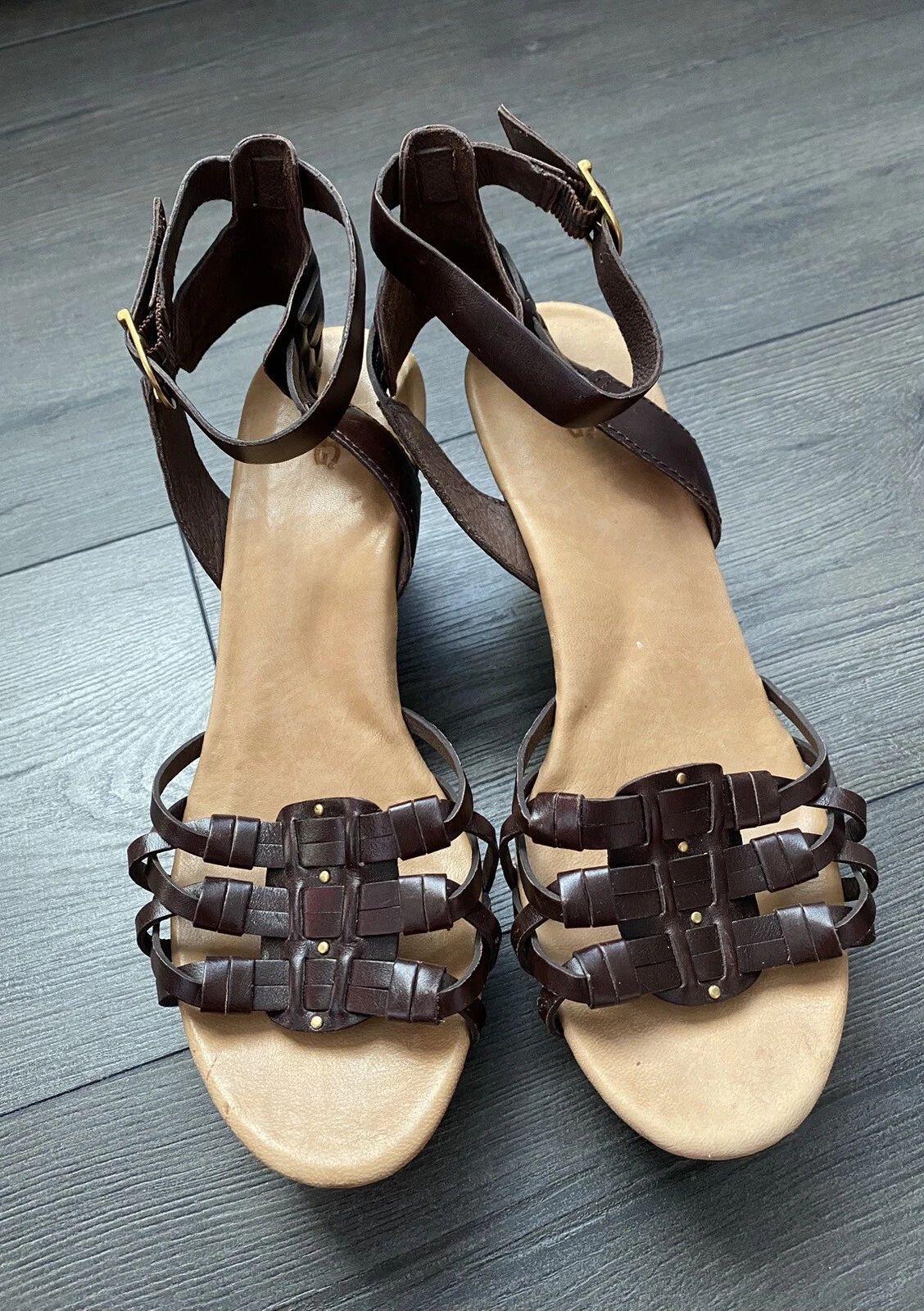 Sandalo UGG donna Farrah marrone pelle intrecciata cinturino alla caviglia zeppa misura 7 5