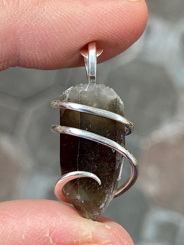 Colgante de plata esterlina de 24,16 quilates de cristal de cuarzo ahumado de Colorado Forge con peso total - Imagen 1 de 7