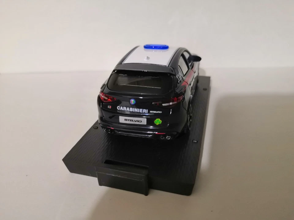 AlfaRomeo Stelvio Carabinieri 1:43 BURAGO con Teca su supporto. - Immagine 4 di 4