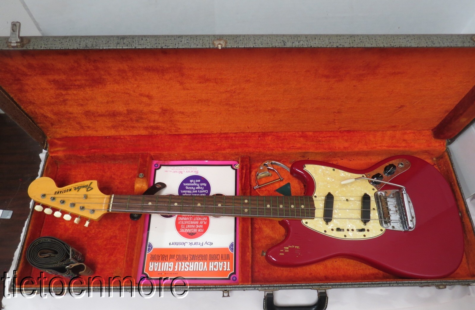 VINTAGE FENDER MUSTANG ELECTRIC GUITAR DAKOTA RED SERIAL No. 183676 1966-1967