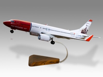 Boeing 737-800 Norwegian Air Shuttle Edvard Grieg Desk Wood Model Large 1/100