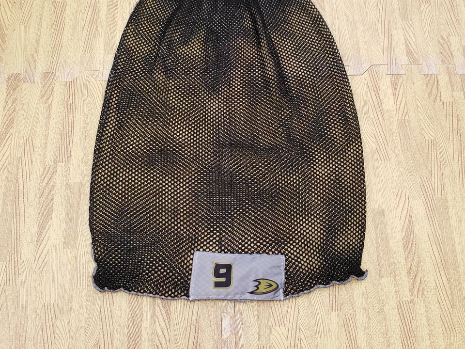 Bolsa de lavandería emitida por el equipo de Bobby Ryan Anaheim Ducks #9 NHL Pro Stock hockey Foto 2 de 4