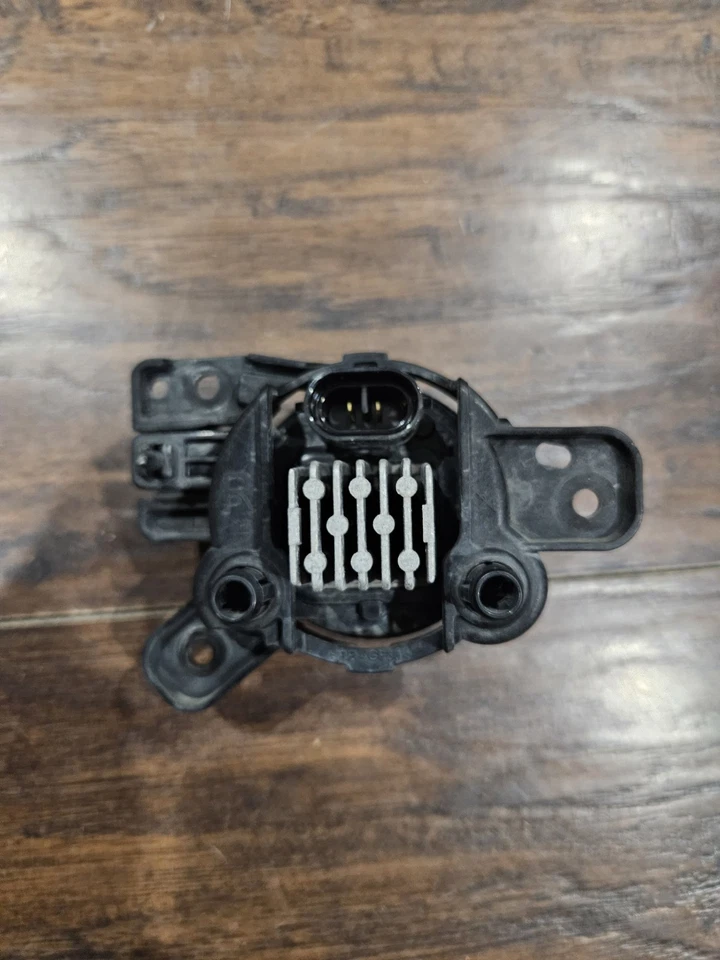 2020-2025 GM OEM RH RIGHT PASSENGER FRONT FOG LAMP 42737708 - Image 2 of 4